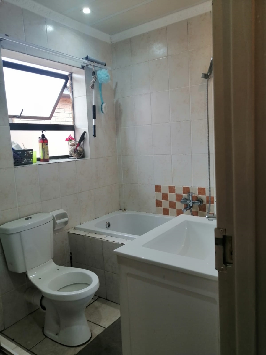 2 Bedroom Property for Sale in Sea Breeze Western Cape